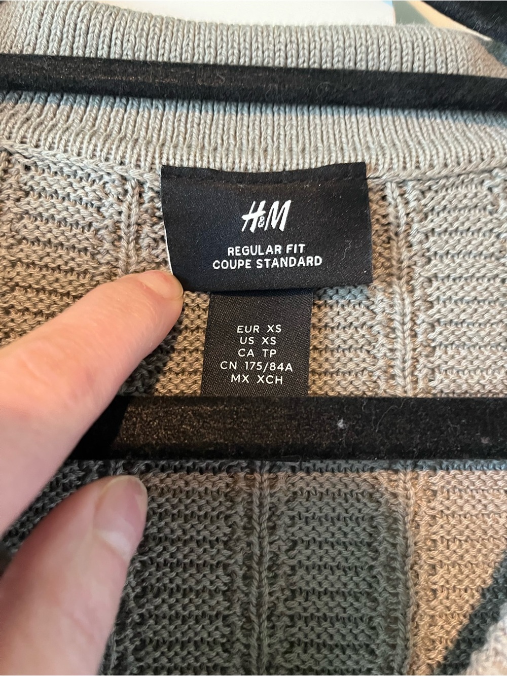 H&M Men's V-Neck Short-Sleeve Knit Sweater - Picture 2 of 3